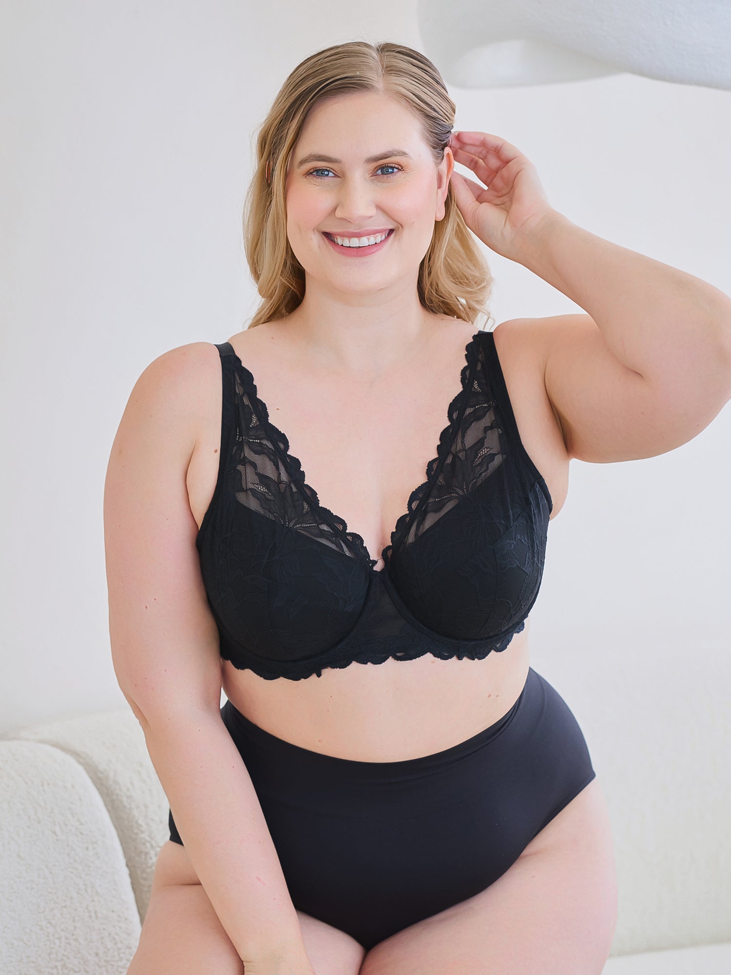 The Willow - Lightly Padded Lace Plunge Underwire Bra - Black,40A